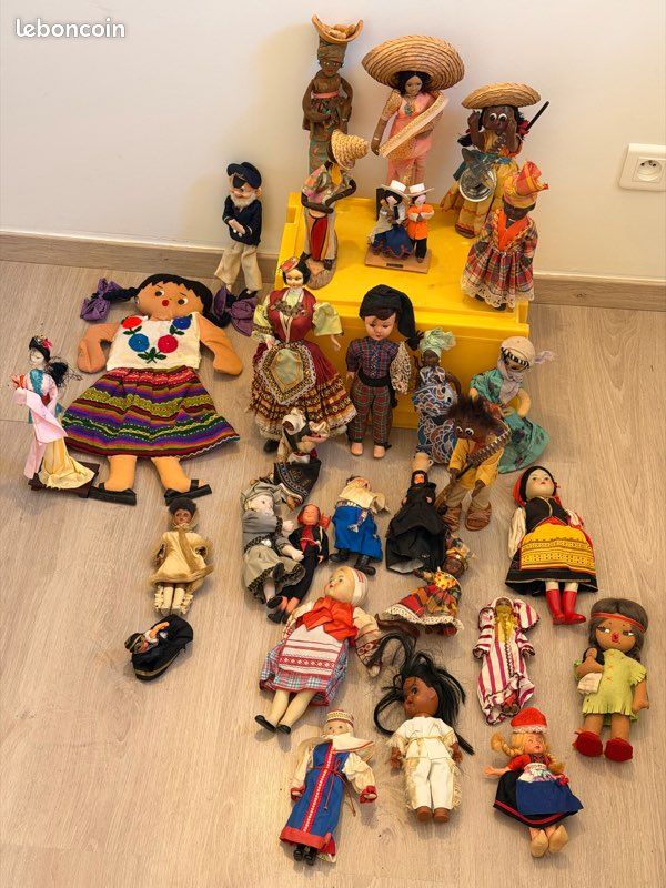 LOT DE 12 POUPÉES COLLECTION DU MONDE - Reves antiques