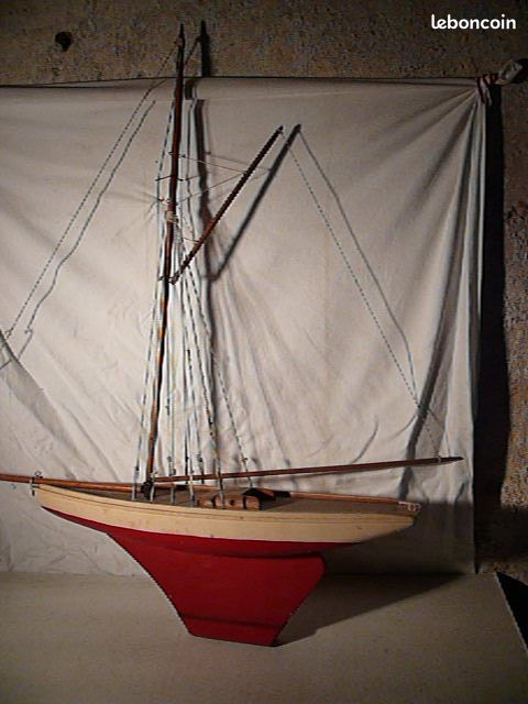Voilier de bassin en bois, jouet ancien