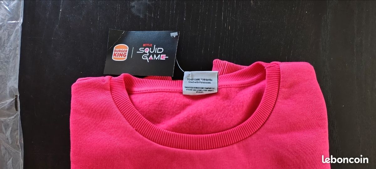 D1 - NEUF Sweat rose Squid Game Burger King - Vêtements