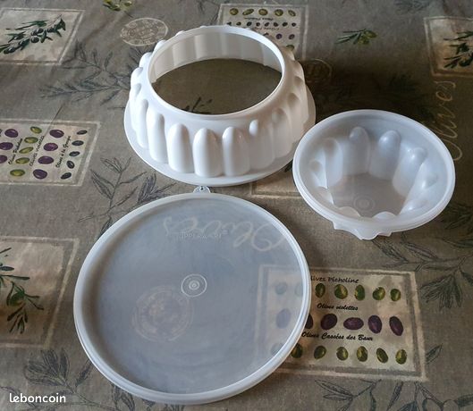 Moule à Charlotte Tupperware – Forme Couronne, Couleurs Violet Et Blanc, Occasion