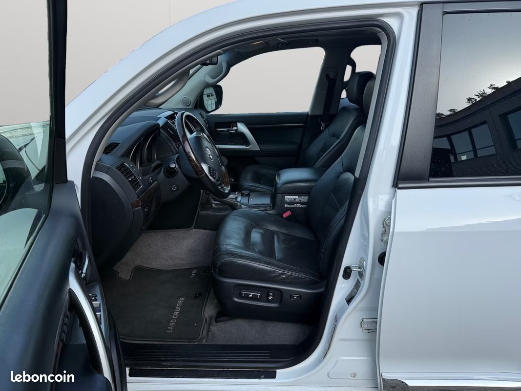 Toyota Land Cruiser VDJ 200 4.5D-4D V8 272CH Executive - Suivi Toyota - 4X4 - Régulateur - BVA - Toit Ouvrant - Attelage - Echappement Sport - Sièges Chauffant / Ventilés - 135000KM (image 6)