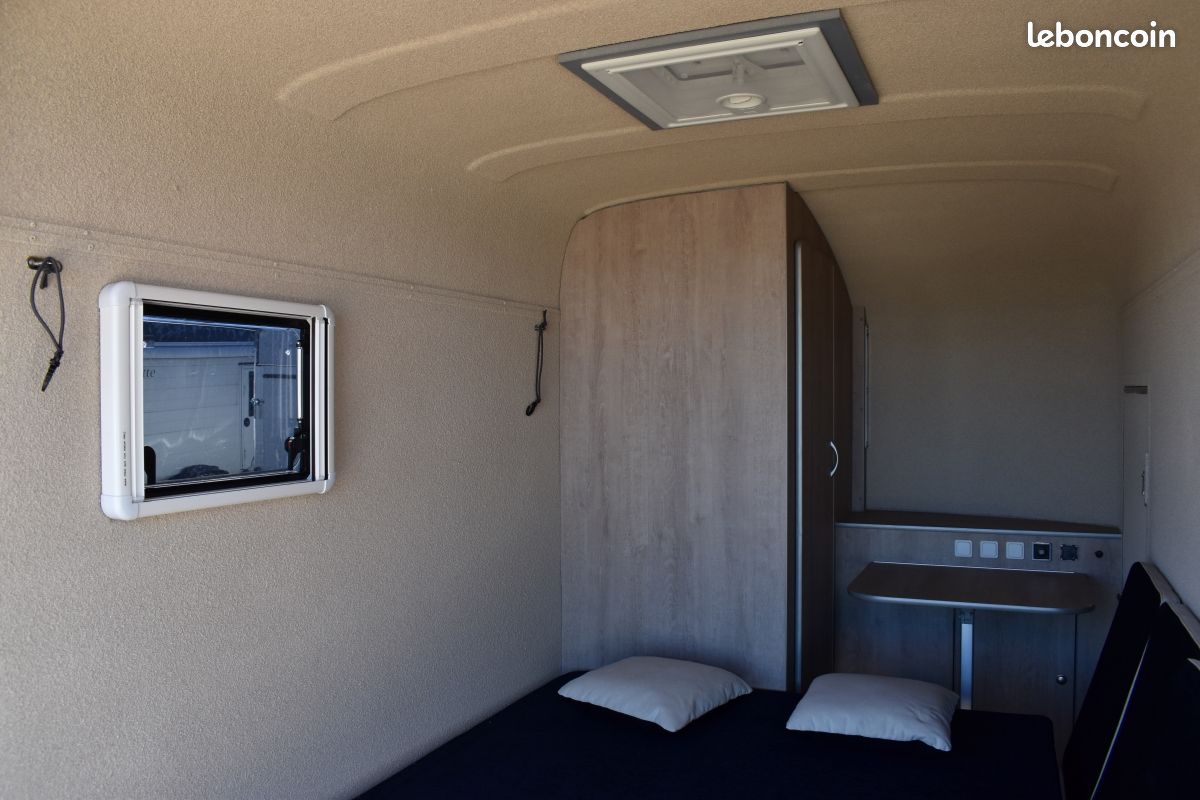 Remorque aménagée Occasion pour moto avec Couchage Douche et WC
