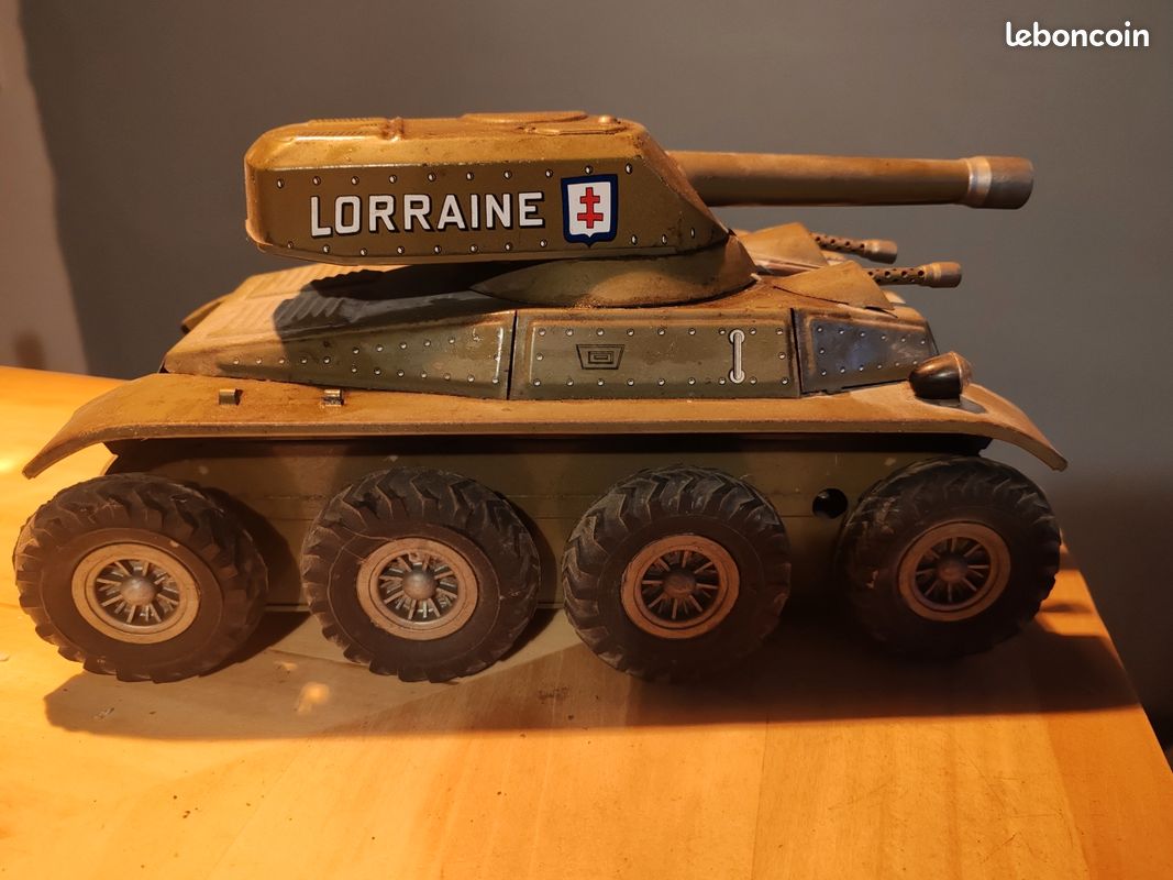 JOUSTRA TANK CHAR en tôle LORRAINE 8 roues