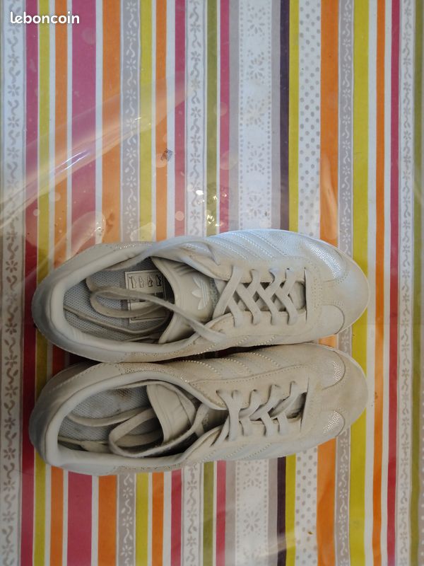 Paire de chaussures Adidas (image 1)