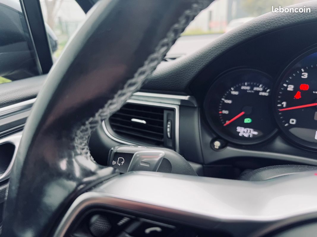 Porsche Macan 2.0L 252CH PDK + TOIT OUVRANT + SUIVI PORSCHE + SIEGES CHAUFFANTS/ELEC + CAMERA DE RECUL + GARANTIE 12 MOIS (image 24)