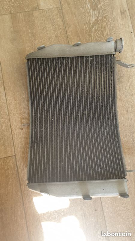 Radiateur 1000 gsx-s suzuki 2017 bon état (image 2)