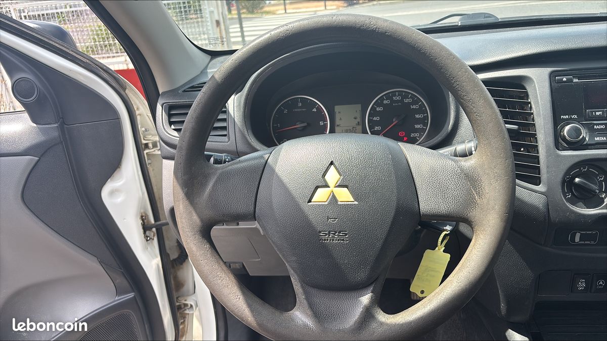 Mitsubishi L200 2.4 DI-D 154CH CLUB CAB INFORM CLIM (image 7)