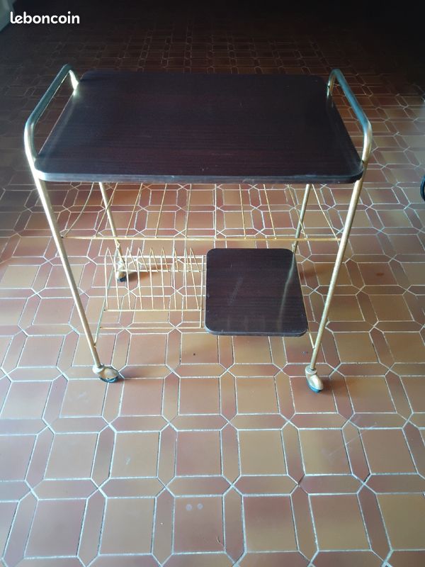A vendre table/porte revues en bois et métal sur roulettes (image 1)