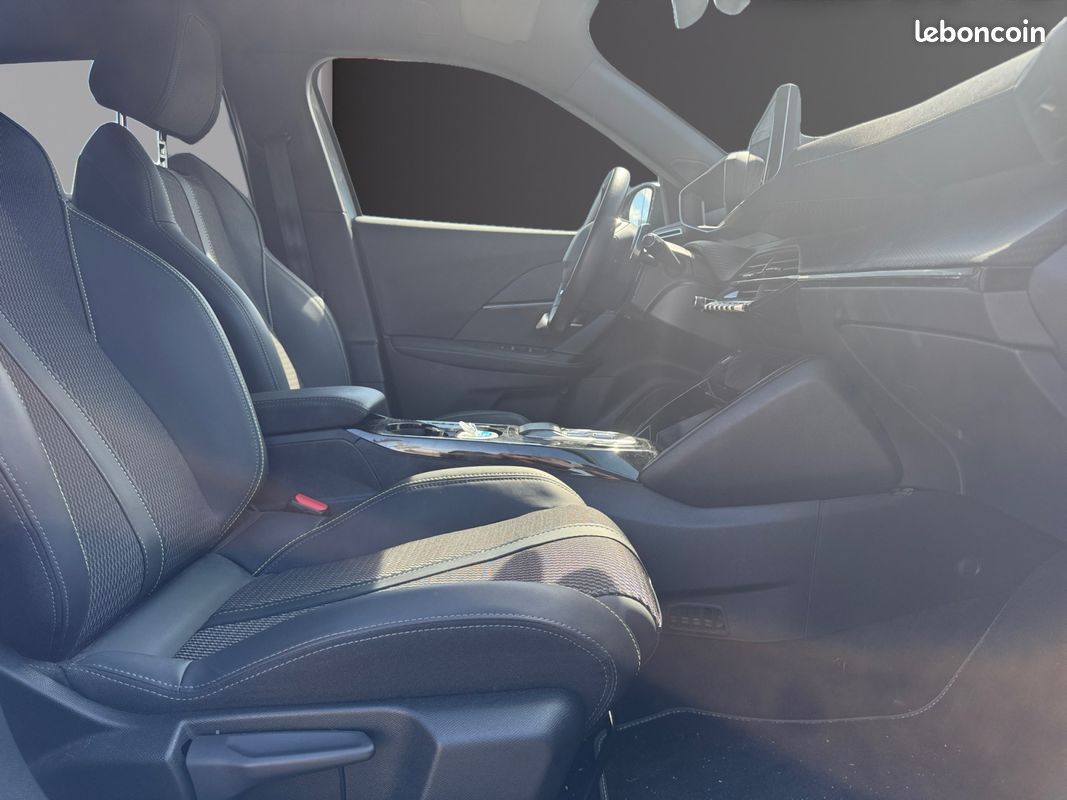 PEUGEOT 2008 1.2 HYBRID 145 GT EXCLUSIVE E-DCS 136Ch Garantie 12 mois (image 8)