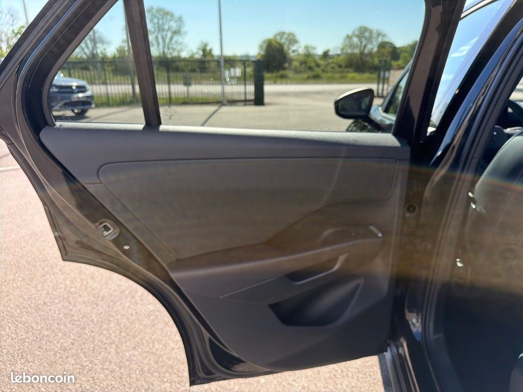 VOLKSWAGEN T-Roc 1.5 eTSI EVO2 Hybrid 150 ch DSG7 R-Line (image 28)