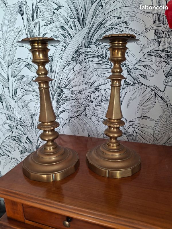 Paire de grands bougeoirs flambeaux bronze doré signés