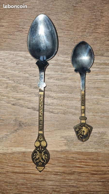 Lot de deux cuillères d'Espagne métal 24k et or (image 1)