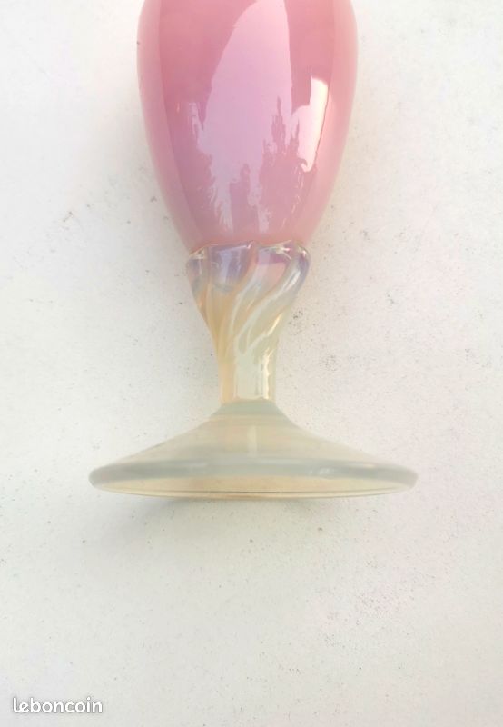 Vase en Opaline rose sur pied en verre soufflé d' Italie (image 11)