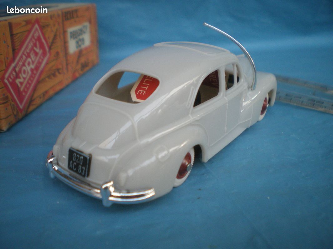 Dinky Toys: Peugeot 203 Berline - Référence 24 R - 1951 / 1952