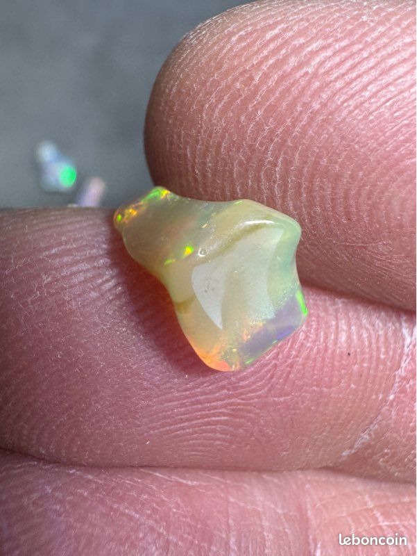 Opale Blanche Multicolore Naturelle D'Éthiopie - 4,19 Carats - Forme Ovale - Non Traitée