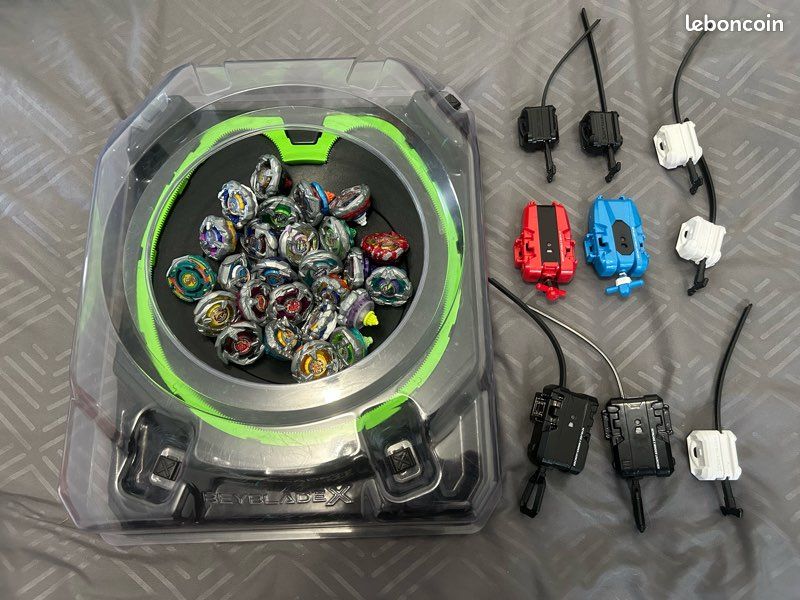 Lot Complet Beyblade Burst - Stadium, 4 Lanceurs et 7 Toupies