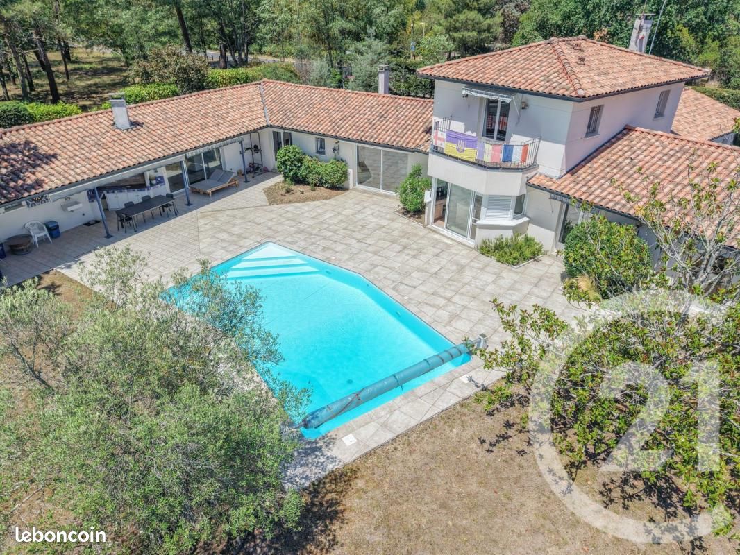 Maison 10 pièces 272 m² · à Saint-Aubin-de-Médoc · 272 m² · 699 000 €