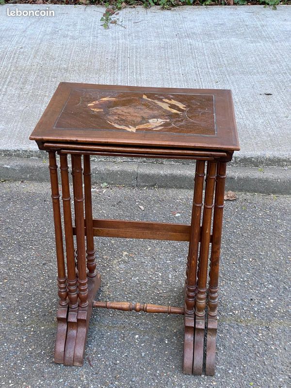 Emile Gallé | Trois tables gigognes en bois et marqueterie à décor de
