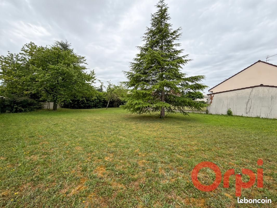 Terrain 749 m² Saint Doulchard · à Saint-Doulchard · 99 000 €