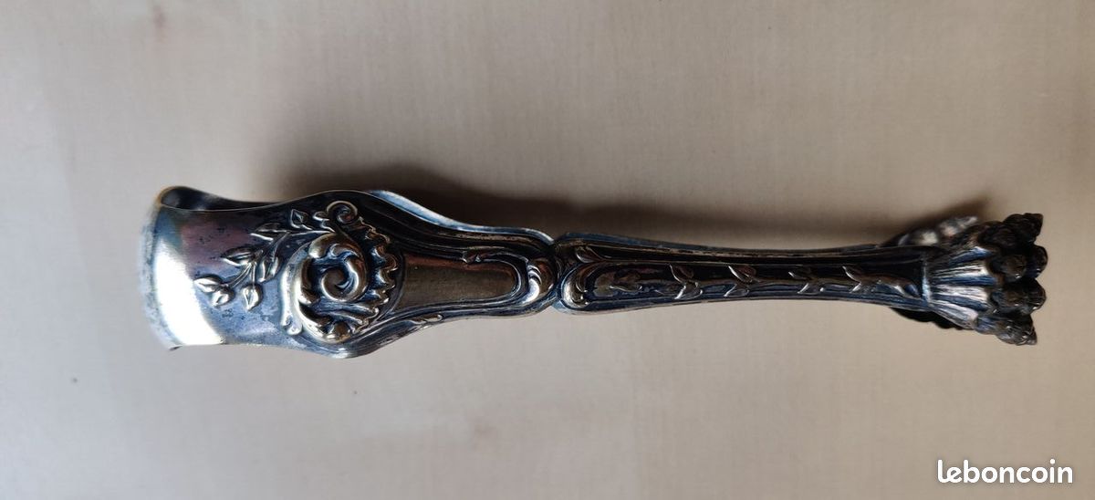 Pince à sucre en métal argenté décor de griffes et de cartouches