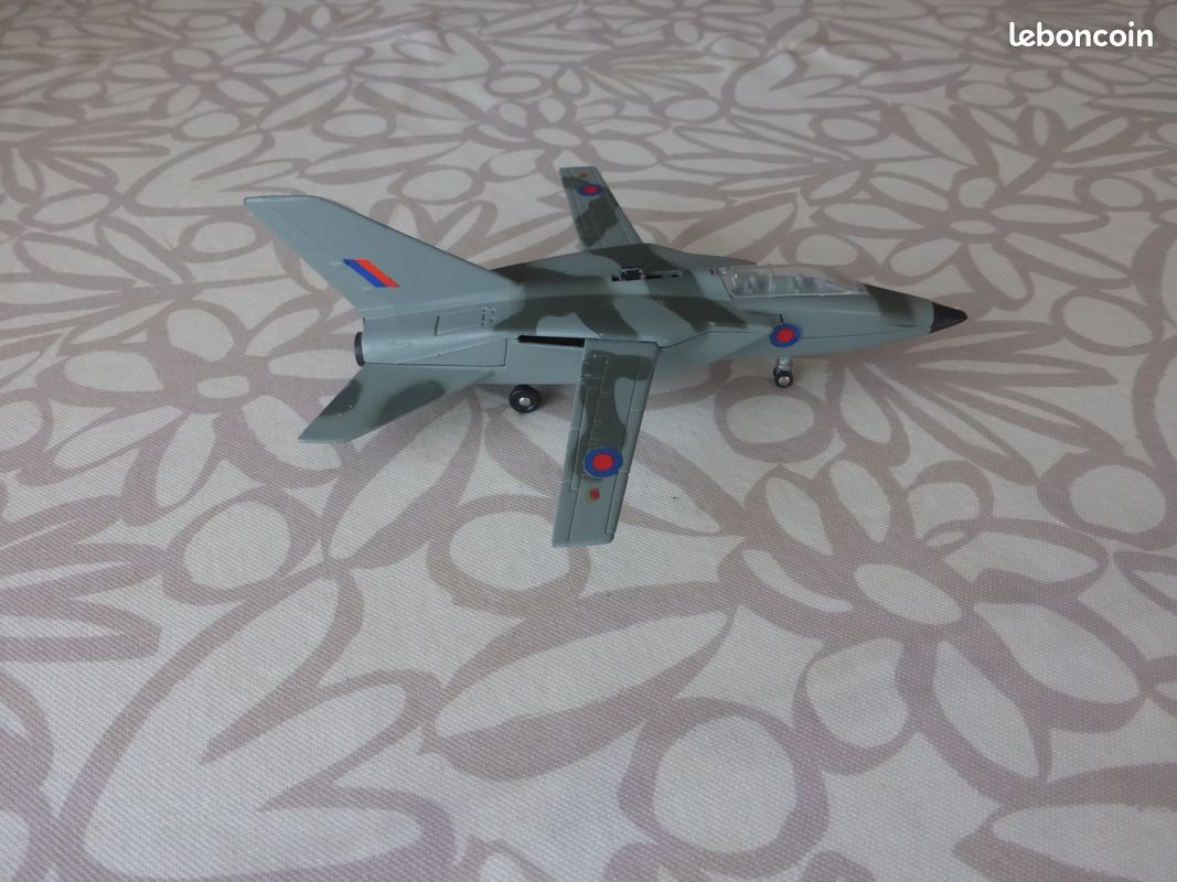 Dinky Toys avion 729 Multi Rôle Combat Aircraft (MRCA) Meccano made in GB les ailes sont a géométries variable grâce a une manette sur le fuselage (image 4)