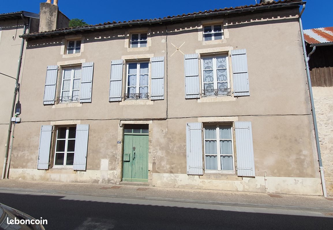 Maison 8 pièces 160 m² · à Lusignan · 160 m² · 134 500 €