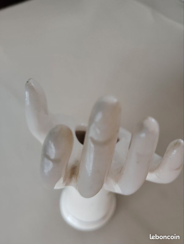 Alors il s'agit d'un vase solifleur et bagué vintage en céramique blanc en forme de main (image 6)
