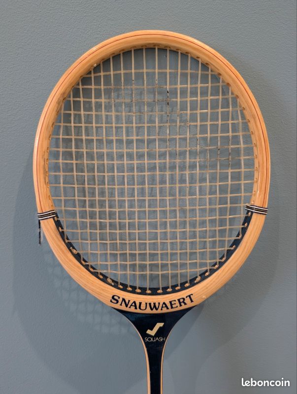 Détails des raquettes de tennis en bois vintage dans une boîte. Le