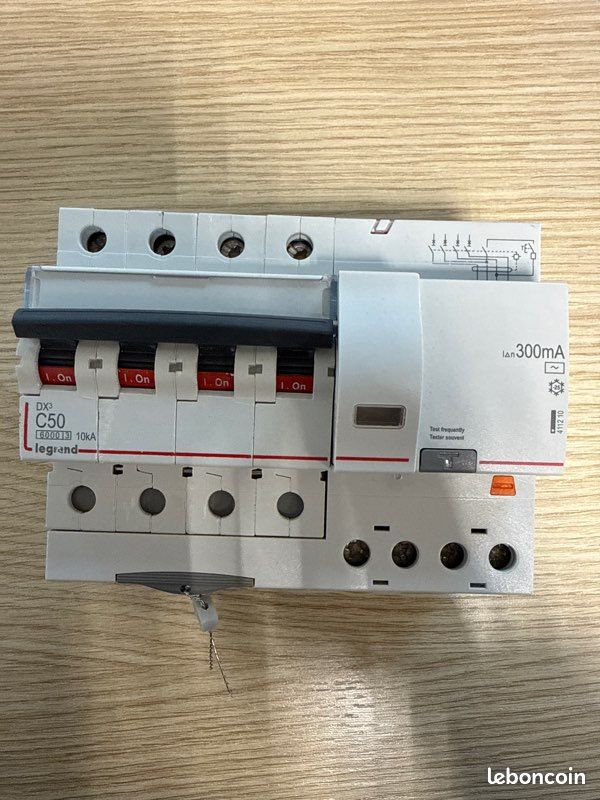 DISJONCTEUR 50A DIFFÉRENTIEL 300mA (image 1)