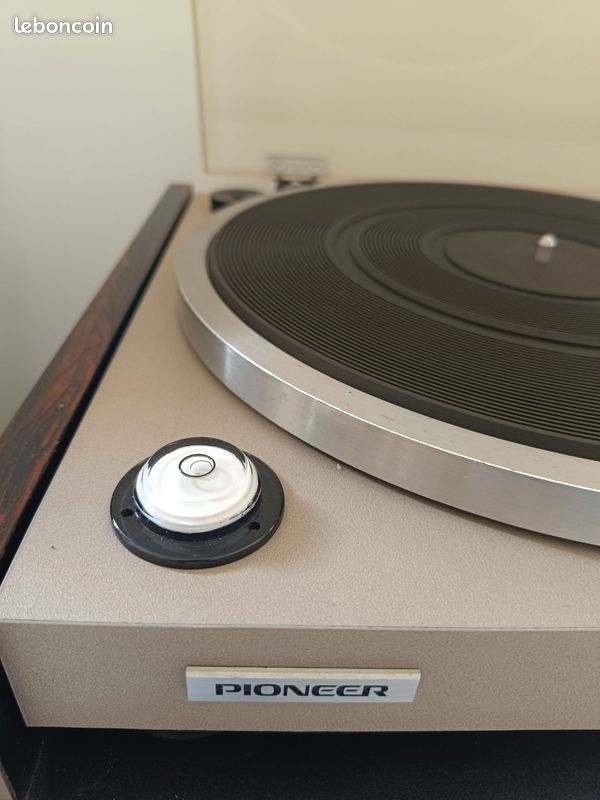 Inscription de platine vinyle Pioneer PL-514X sur le socle