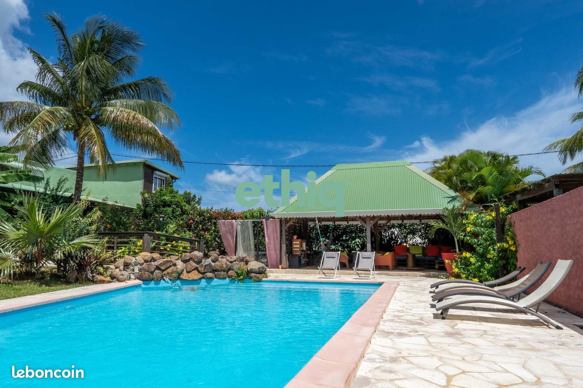 Maison 9 pièces 313 m² · à Sainte-Rose · 313 m² · 950 000 €