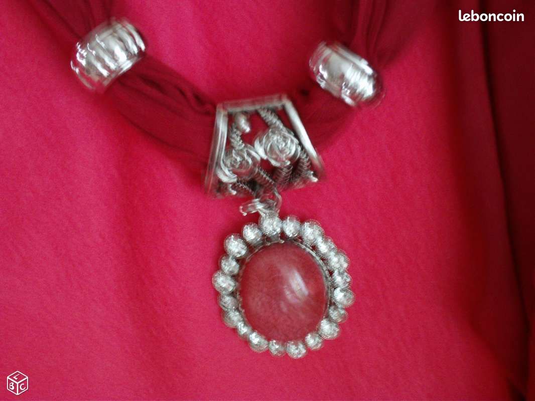Echarpe bijou rouge (image 3)