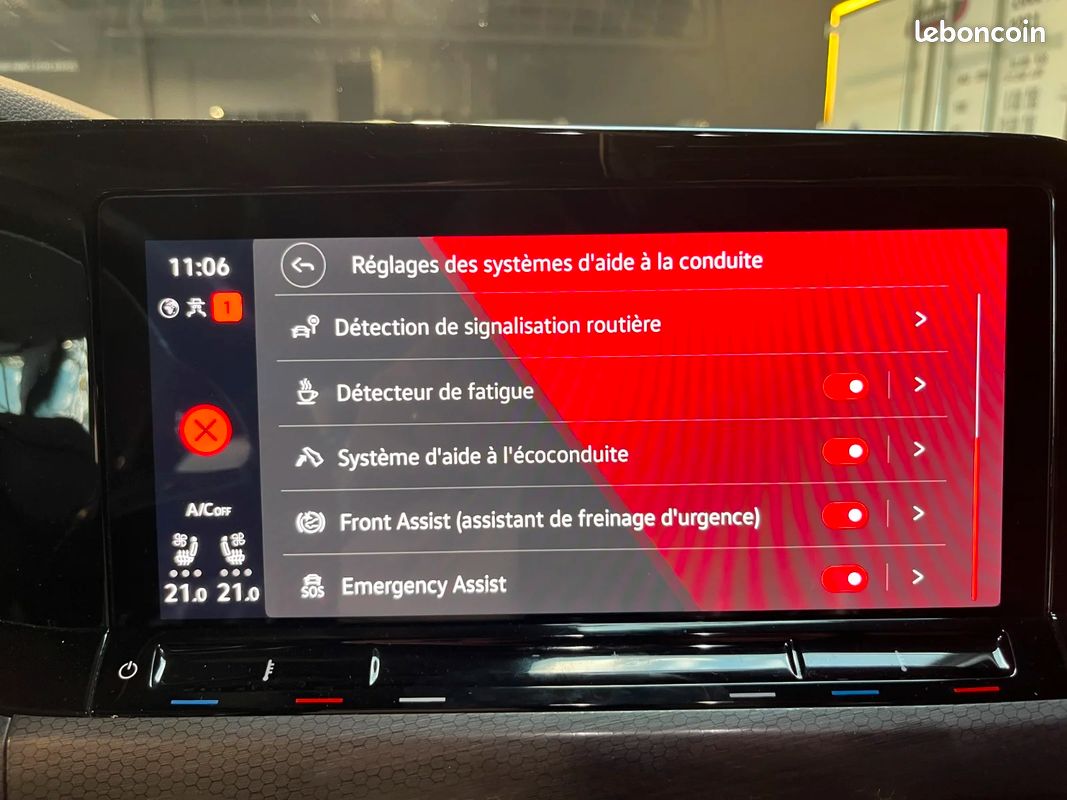 VOLKSWAGEN GOLF 8 GTI 2.0 TSI 245 CH - Pack CUIR / TOIT PANO / SUIVI VW (image 27)