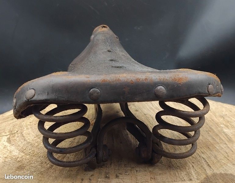 Selle ancienne Delcroix cuir ressort attache sacoche en Bé