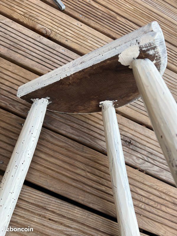 Tabouret ancien en bois – charme authentique – style rustique / campagne (image 2)