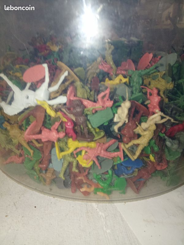 Vend lot de plusieurs figurines militaires en plastique H 2,5 CM max (image 1)