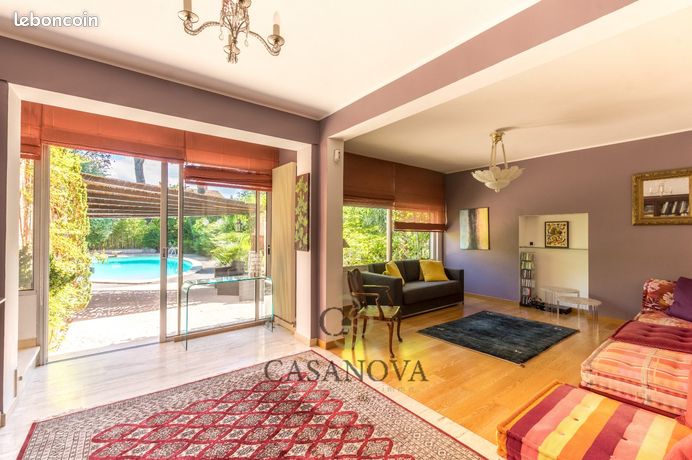 Villa 10 pièces 245 m² — 4