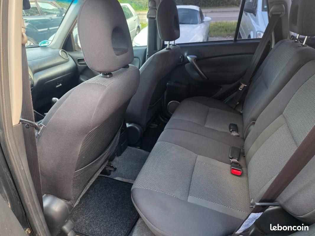 Toyota RAV4 2.0 D-4D 116 ch 4x4 Sol • Clim auto Attelage Radar de recul Barres toit (image 11)