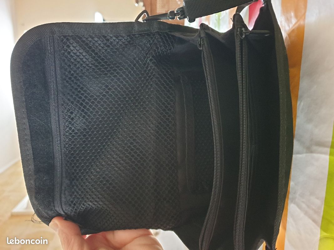 Petit sac noir bandoulière/banane attachée à la ceinture (image 5)