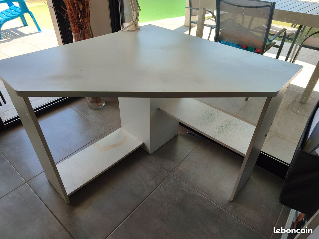 Bureau angle (image 1)