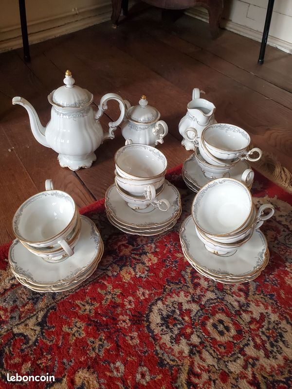 Service 12 tasses à café vintage en porcelaine de marque allemande Hutschenreuther, modèle Sylvia Godrons (image 1)