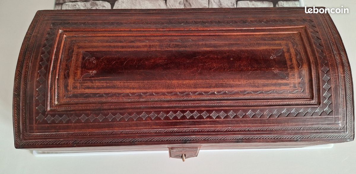 Coffre en cuir et bois (image 2)