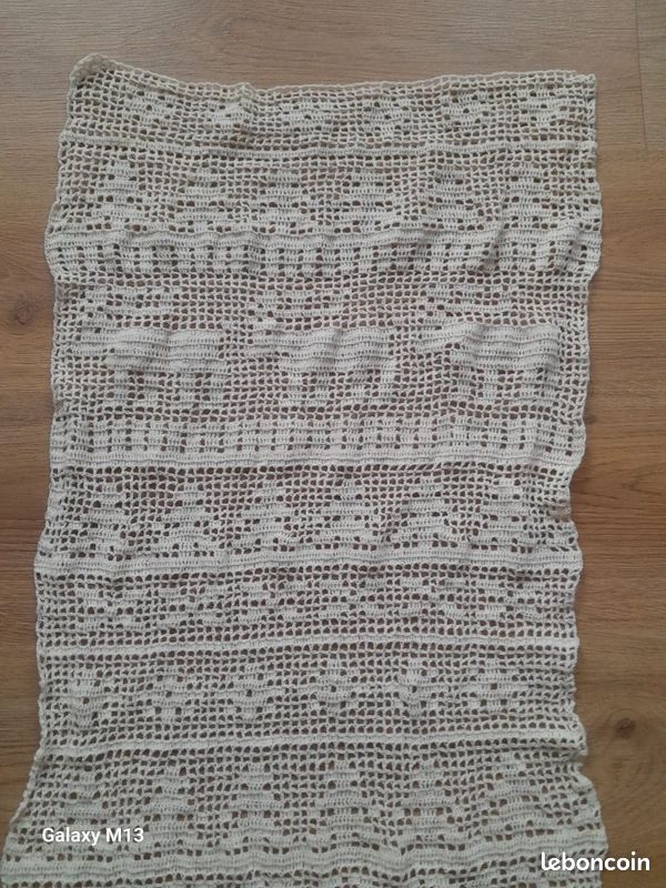 Chemin de table fait main au crochet écru pour Noël 2 patineurs des sapins et des rennes (image 2)
