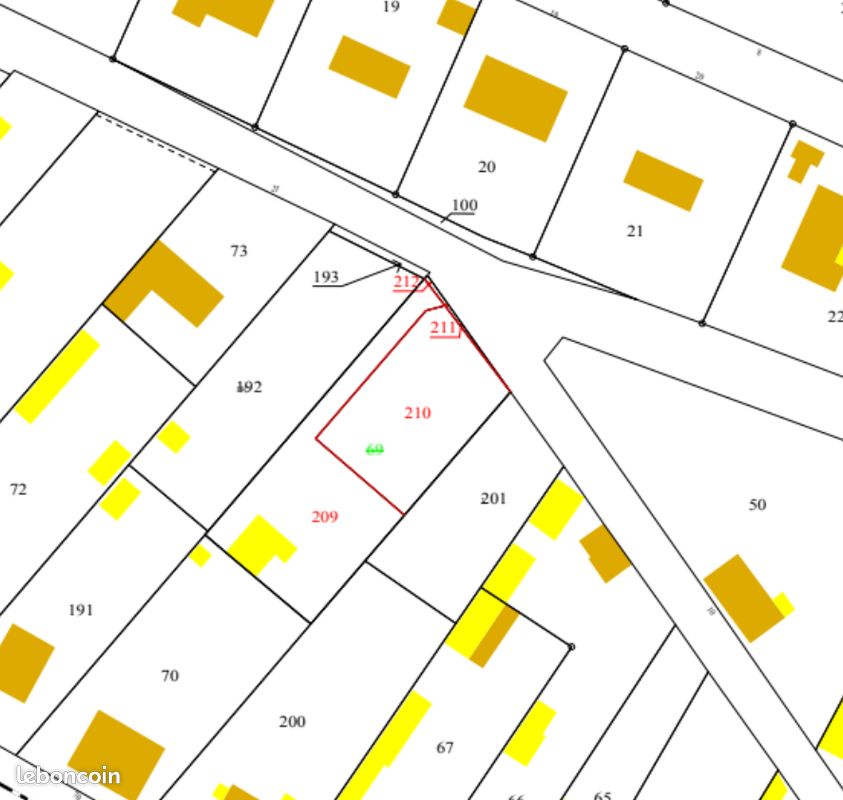 Terrain constructible de 706m² · à Saint-Symphorien · 77 900 €