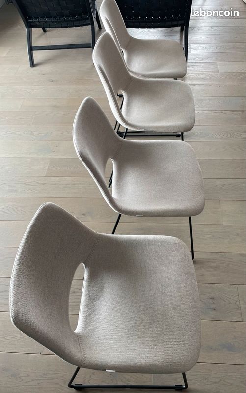 Vends 4 chaises Kave Home neuves - Pieds noirs + dossier en tissu texturé beige avec surpiqûres beiges (image 1)