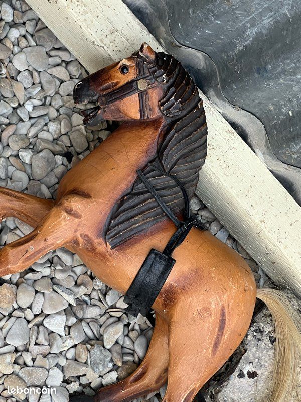 ANCIEN JOUET, GRAND cheval en résine, bois ? et cuir EUR 28,00 - FR