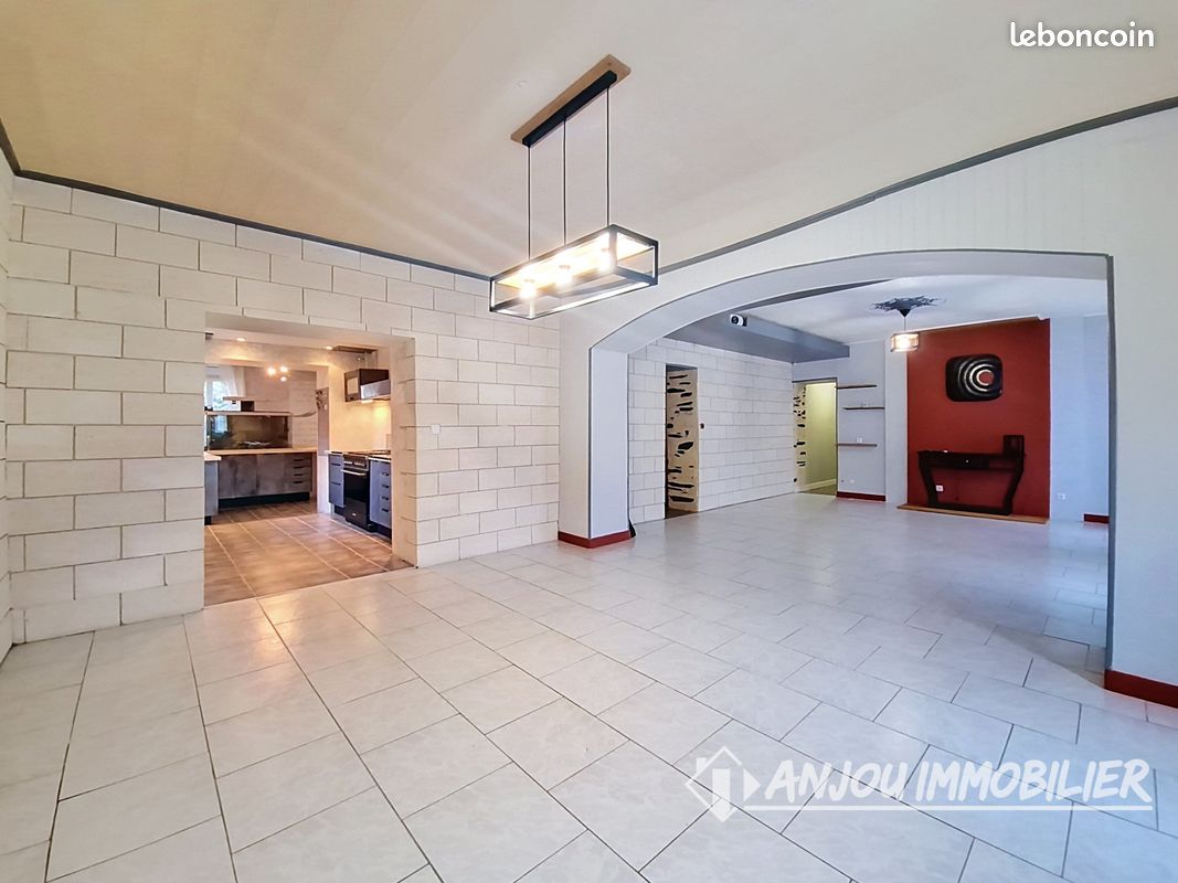 Maison 6 pièces 213 m² · à Segré-en-Anjou Bleu · 213 m² · 230 900 €