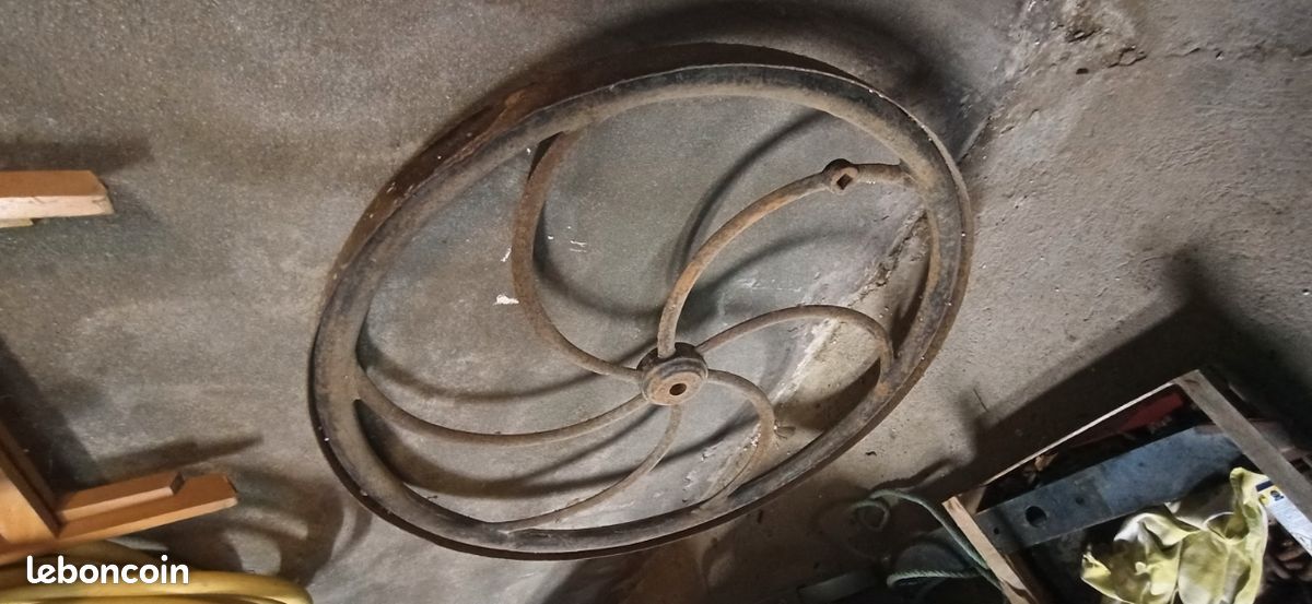 Roue pompe à eau ancienne (image 1)