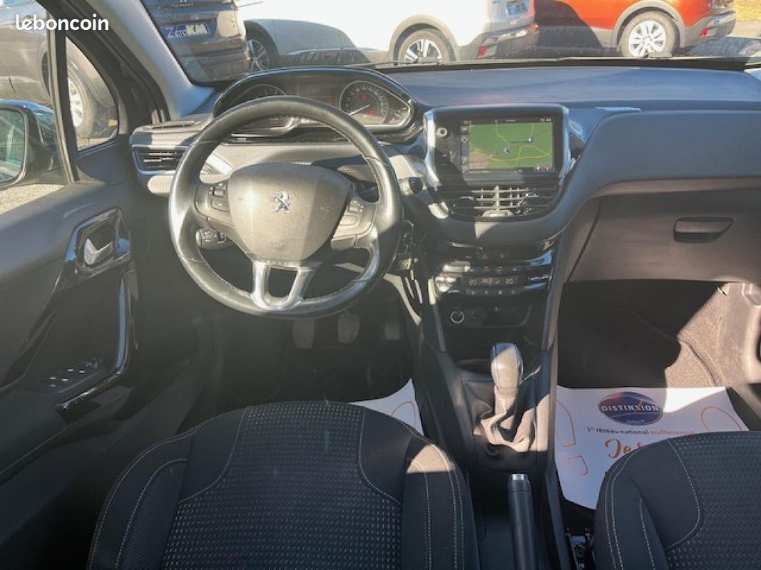 PEUGEOT 208 1.2i Pure Tech - 110 Allure + Apple CarPlay + Radars Arrière + Clim Auto (image 5)