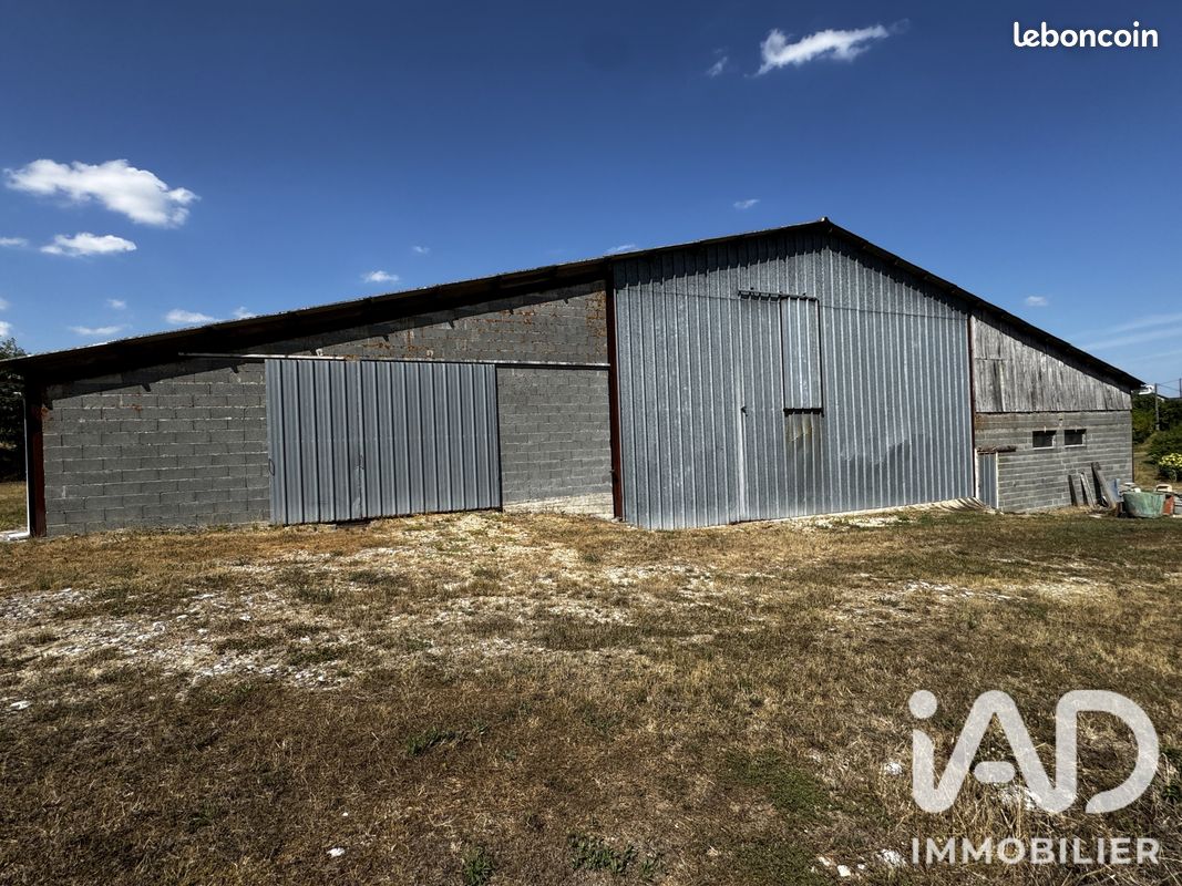 Parking 1236 m² · à Sousmoulins · 1 236 m² · 65 000 €